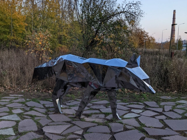 Зеркальная скульптура Лиса в Горкинско-Ометьевском лесу