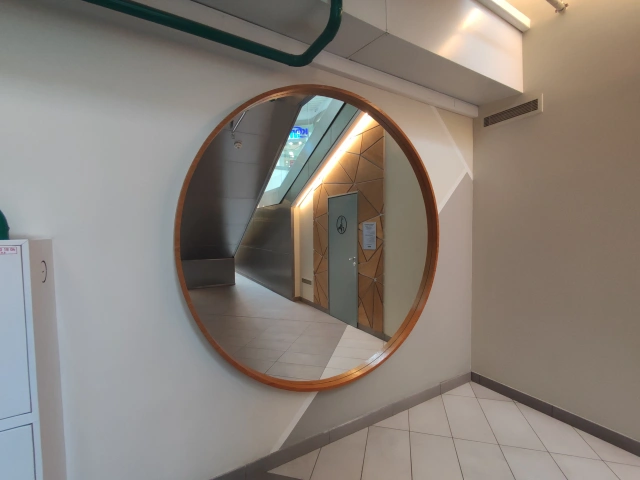 Огромное круглое зеркало в МЕГЕ