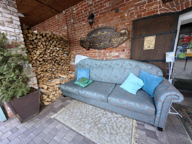 Фотозона с диваном в Татарской усадьбе