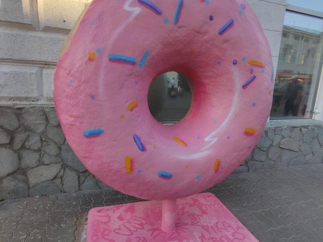 Пончик возле Smile Park на Баумана