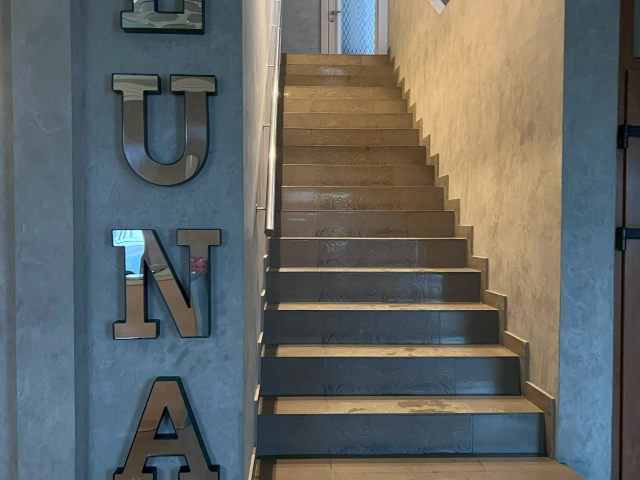 Лестница в кафе Luna Lounge на Салимжанова, 2г