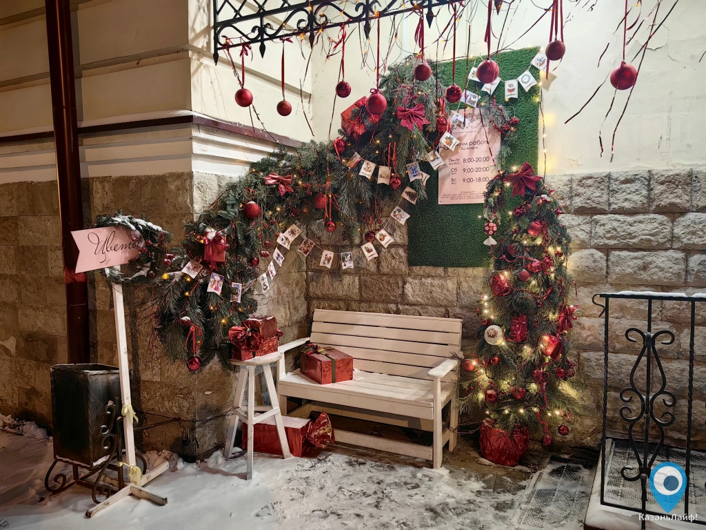 Новогодняя фотозона со скамейкой у Цветы Эдема