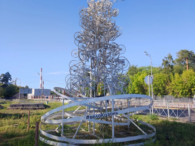 Скульптура Ёлка из велосипедов в сквере Васильченко