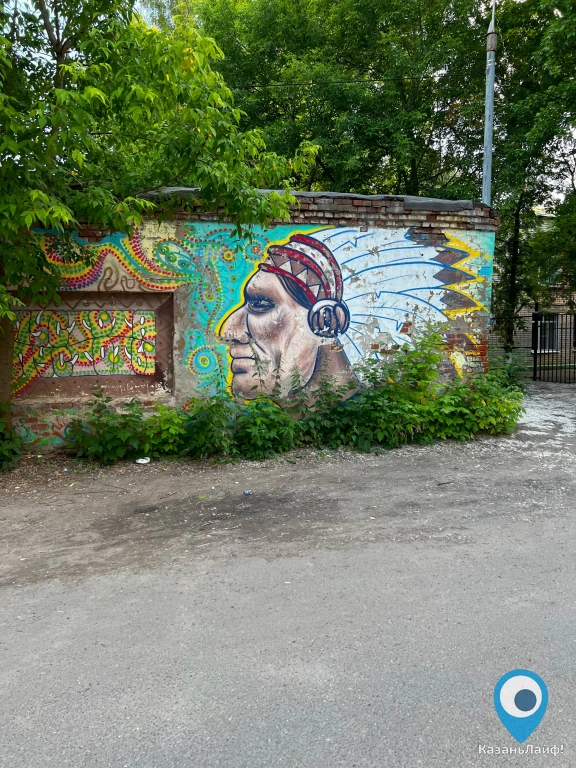 Граффити Индеец на улице Галеева
