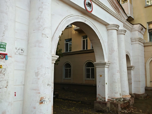 Арка между домами 160 и 162 Декабристов