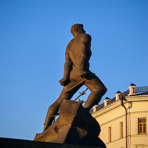 Памятник М. Джалиль у входа в Казанский Кремль