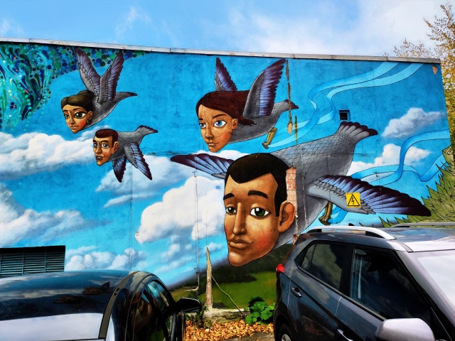 Стрит-арт граффити птицы с человеческими лицами