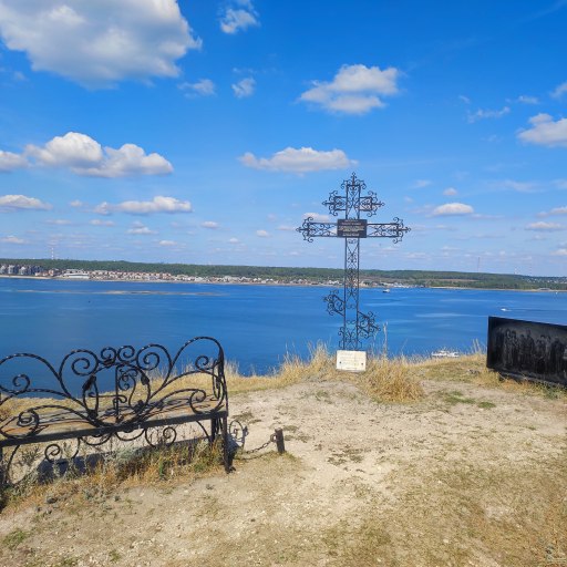 Памятник мемориал Семья романовых на вершине Печищинского разреза 0