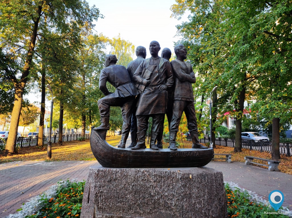 Скульптурная композиция "Умельцы Бишбалты" в парке Столярова