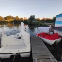 Пирс с катамаранами на озере в парке Победы 0