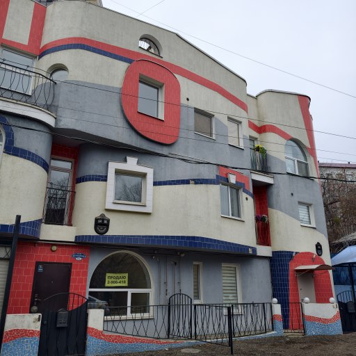 Разноцветный дом Гауди и Хундертвассера на Курашова, 9а 0