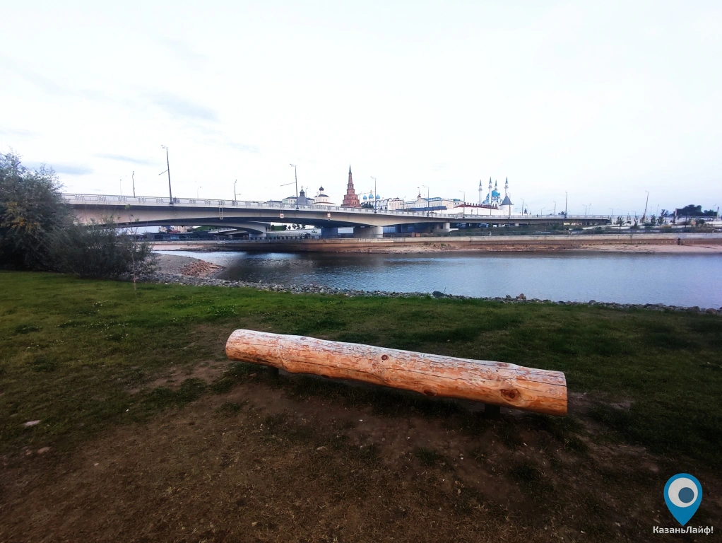 Скамейка из деревянного бруса с видом на Казанский Кремль