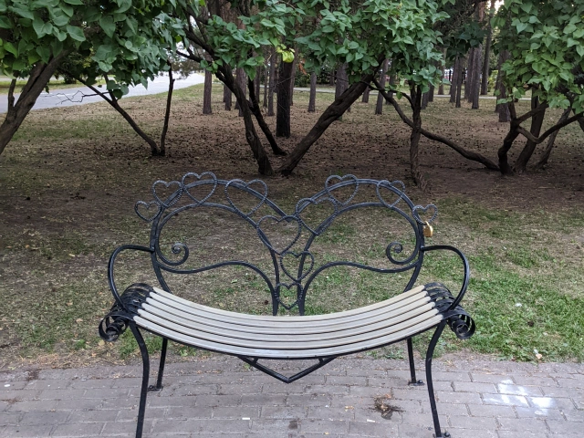 Скамейка Сердце в Ленинском саду