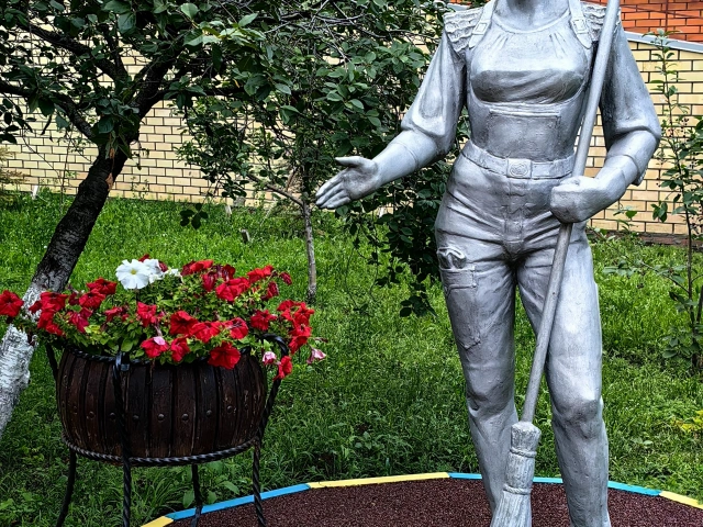 Скульптура Девушка с метлой - Памятник дворнику на Ямашева