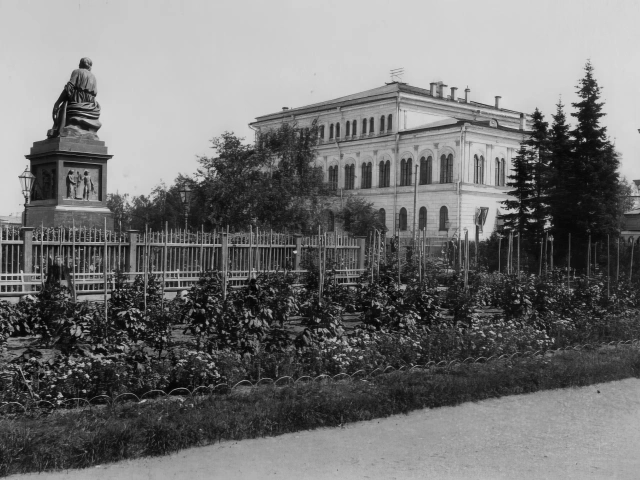 Державинский сад с видом на Дворянское собрание в 1890-1897 году