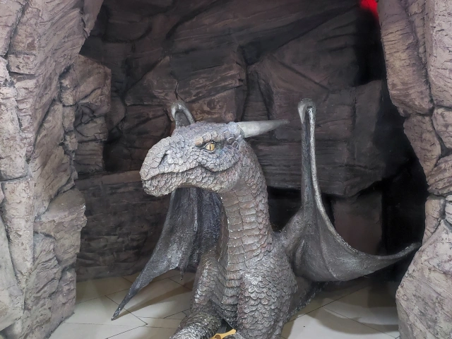 Скульптура Дракон в пещере в Замке сладостей на Баумана