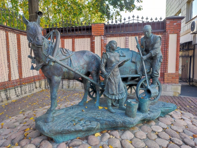 Скульптура Водовоз на улице Горького