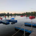 Пирс с катамаранами на озере в парке Победы 1