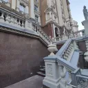 Красивая лестница для фото у дома на улице Касаткина 1