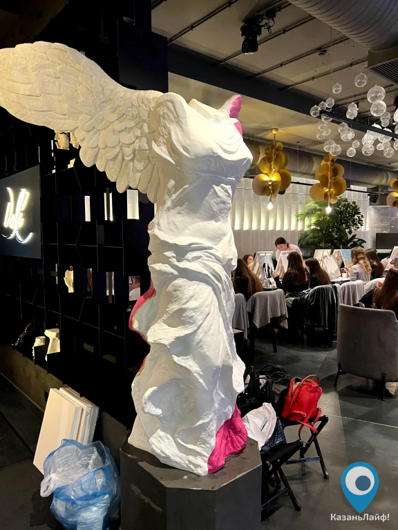 Скульптура с крыльями в ресторане Dali на Московской, 36