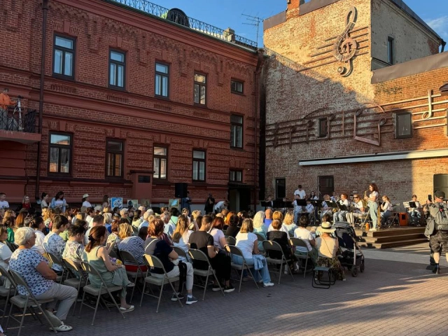 Концерт во дворе музыкальной школы имени Чайковского