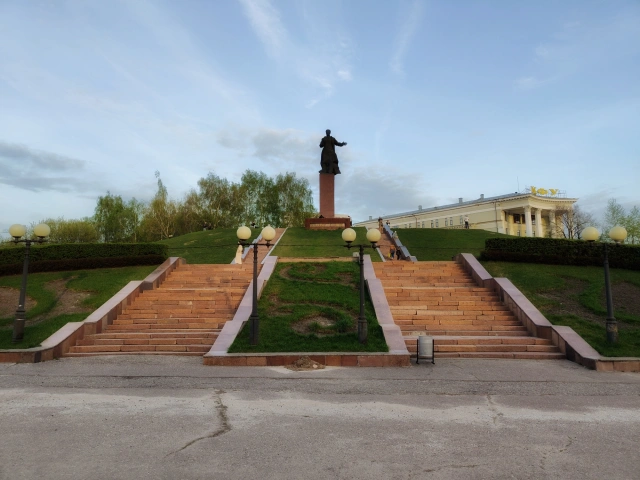 Лестница к памятнику Муллануру Вахитову