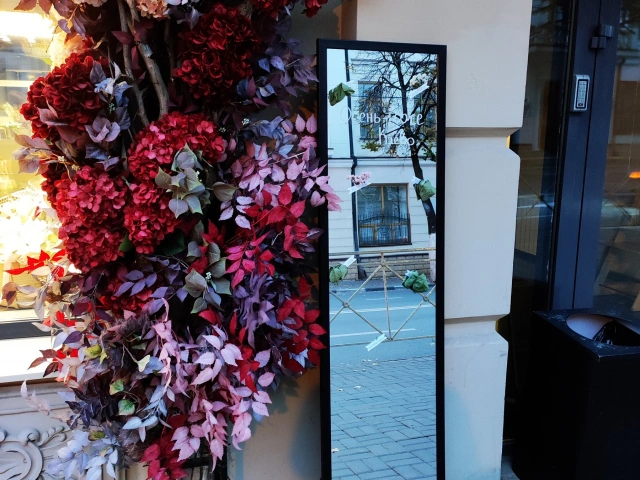 Зеркало "Осень тоже клево" и цветочная декорация на Лобачевского, 10а