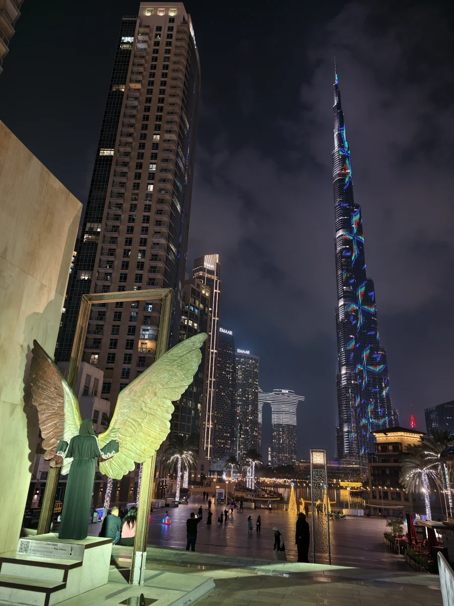 Крылья Мексики с видом на Бурдж-Халифа Крылья Мексики с видом на Бурдж-Халифа