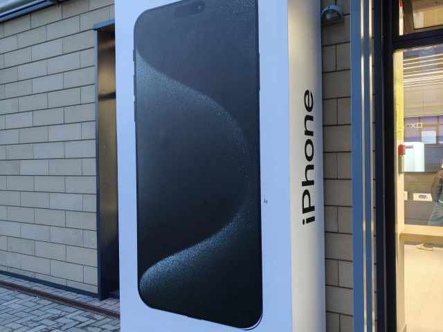 Большая коробка iPhone на улице Столбова