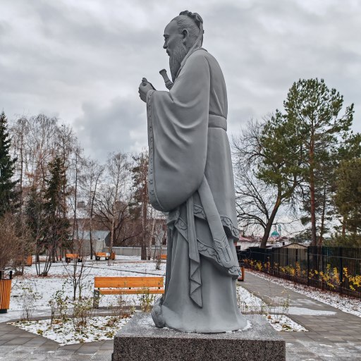 Памятник Конфуцию у библиотеки КФУ 0