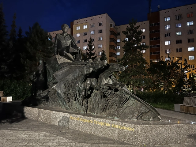 Памятник Мустай Карим на Оренбургском тракте