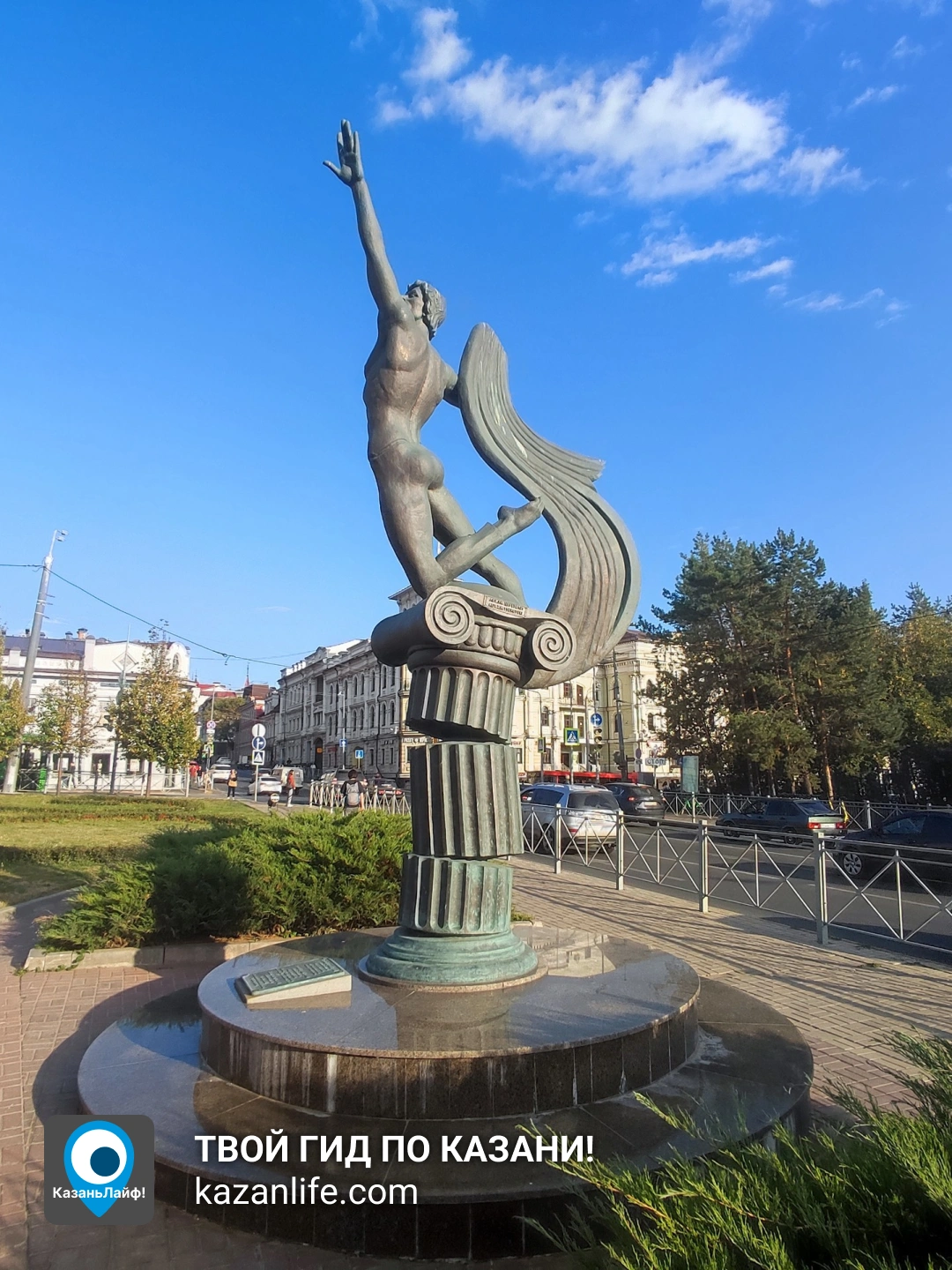 Памятник Рудольфу Нуриеву возле Театра оперы и балета