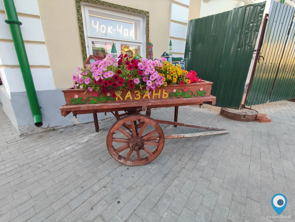 Тележка с цветами у Татарской усадьбы
