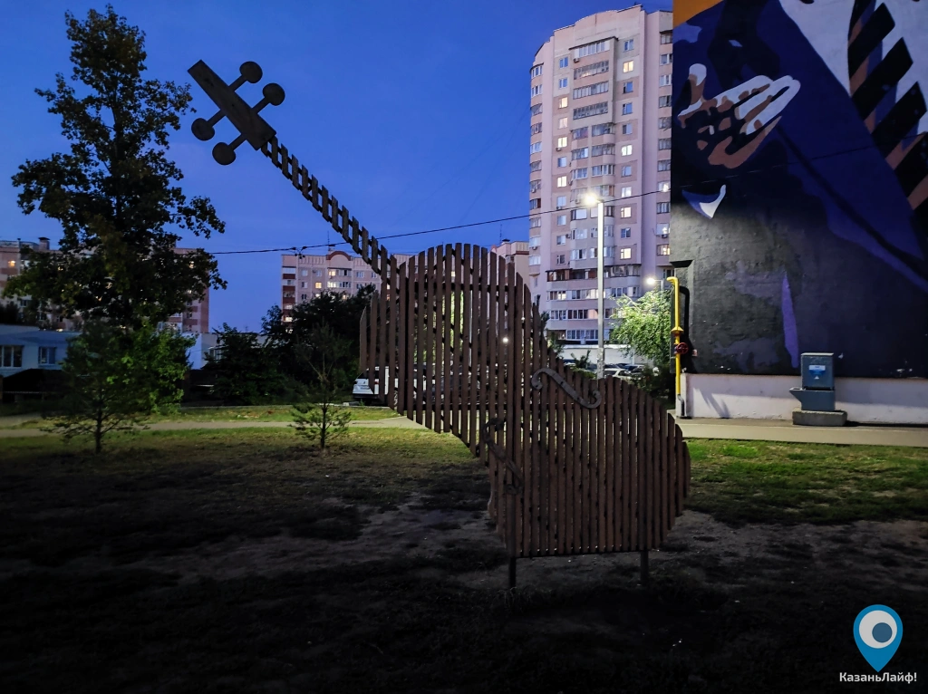 Скульптура Гитара в Музыкальном сквере на Бигичева