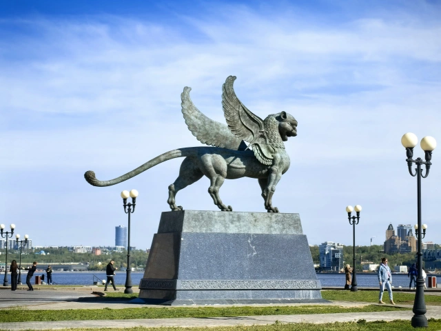 Статуи Он и Она возле Центра семьи Казан "Чаша"
