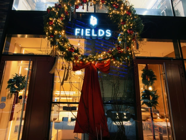 Декорация у Fields Premier