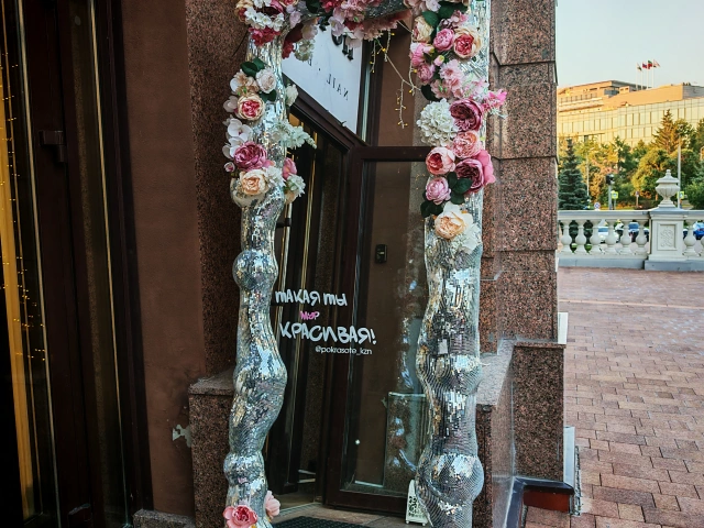Зеркало у салона По красоте