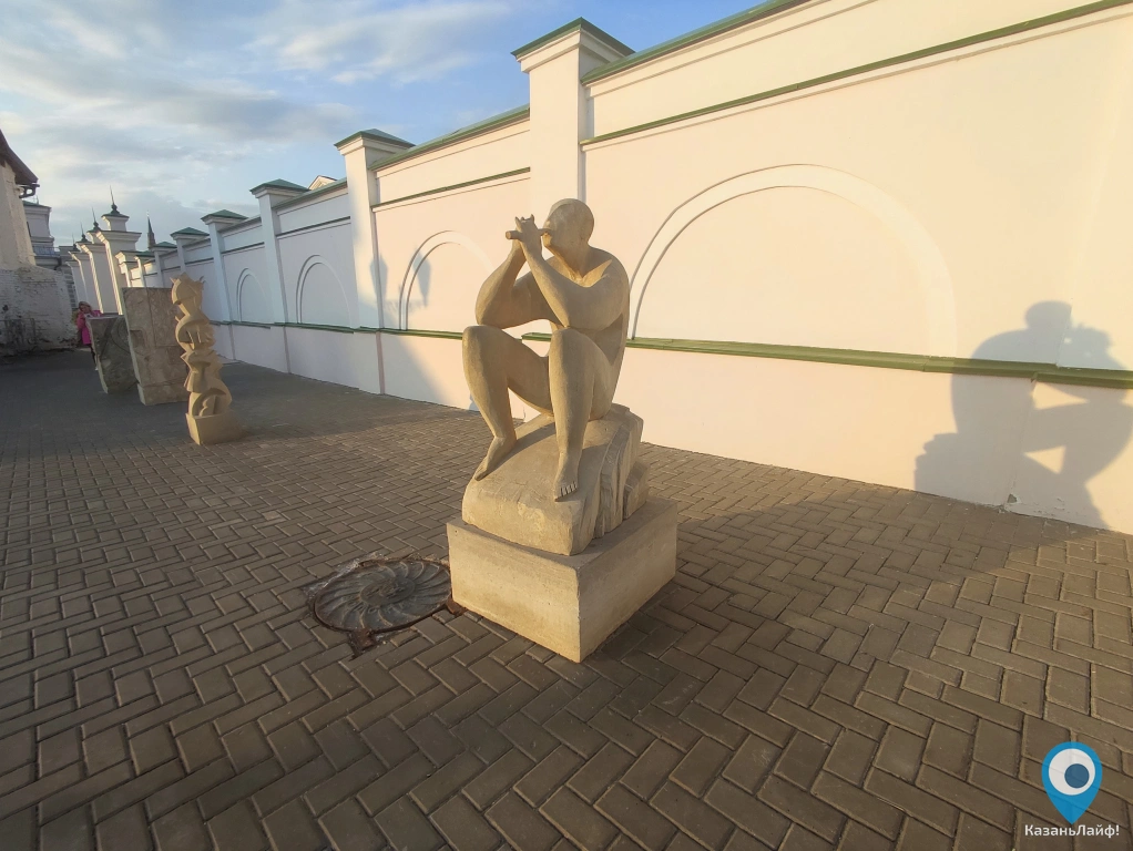 Скульптура Человек с флейтой в Казанском Кремле