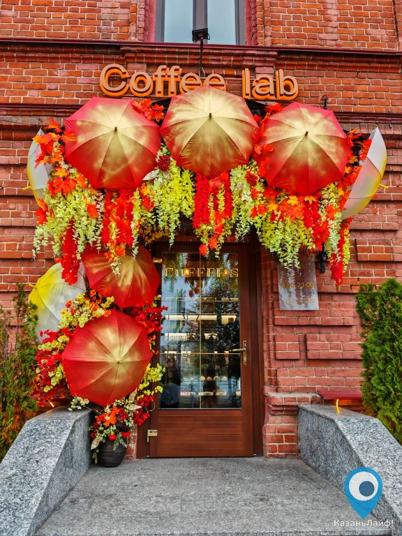 Осенняя декорация у кофейни Мануфактура Coffee Lab