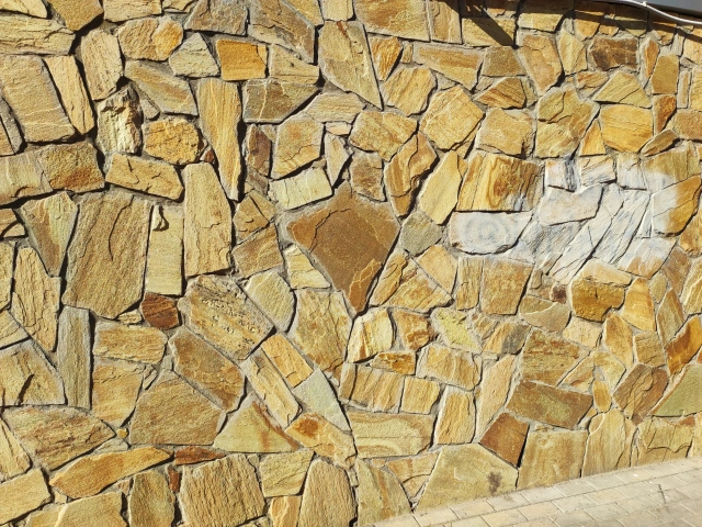 Каменная стена возле парка Континент