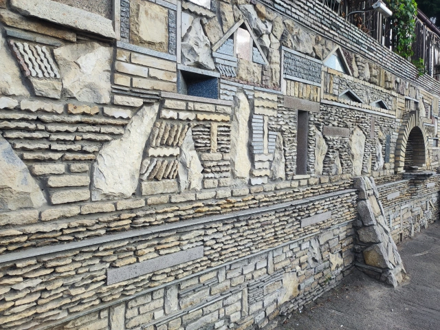 Каменная стена с узором в Татарской деревне Туган авылым