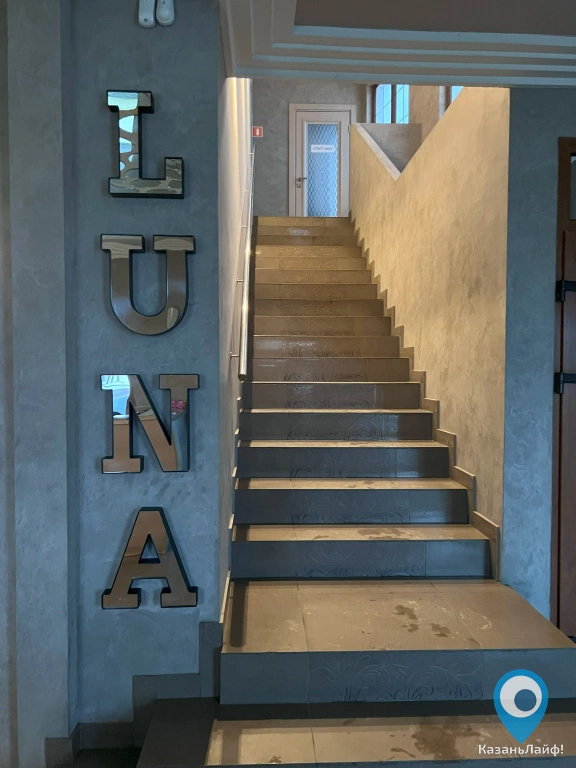 Лестница в кафе Luna Lounge на Салимжанова, 2г