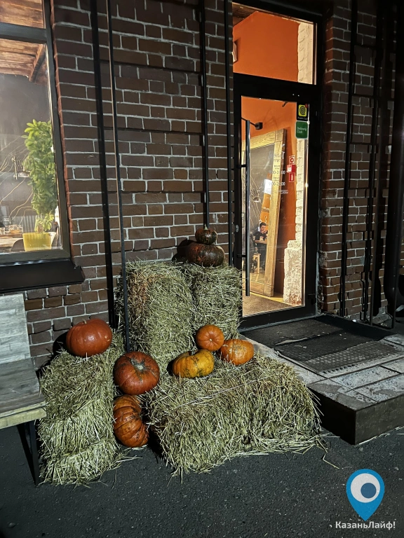 Декорация с тыквами и сеном возле кафе SoSweet