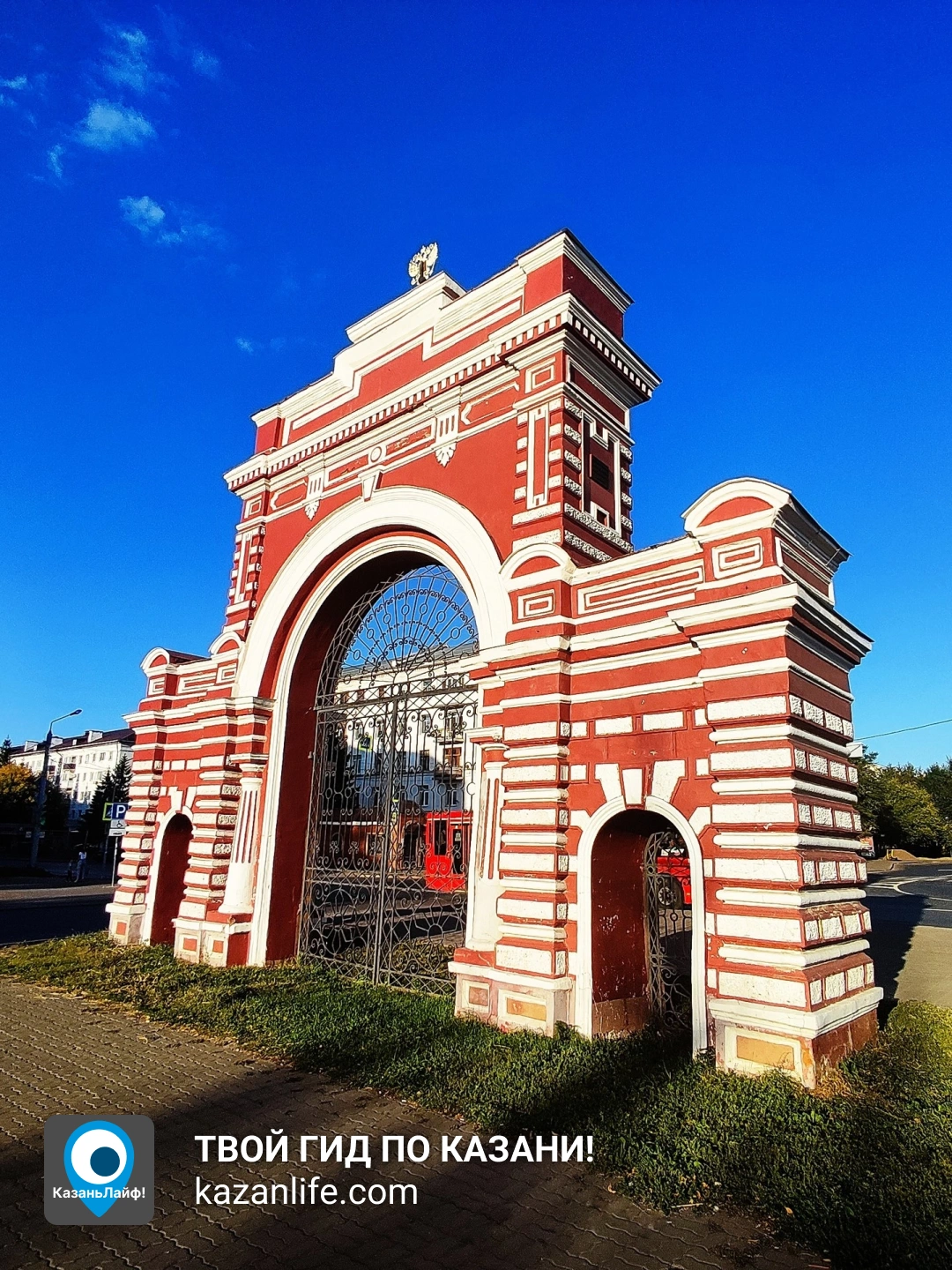 Юбилейная арка Красные ворота в сквере имени Петрова