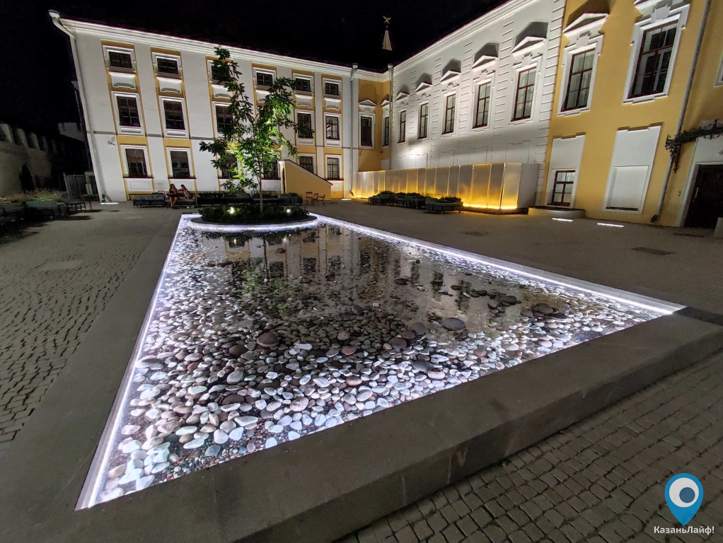 Светящийся водоем с камнями в Казанском Кремле