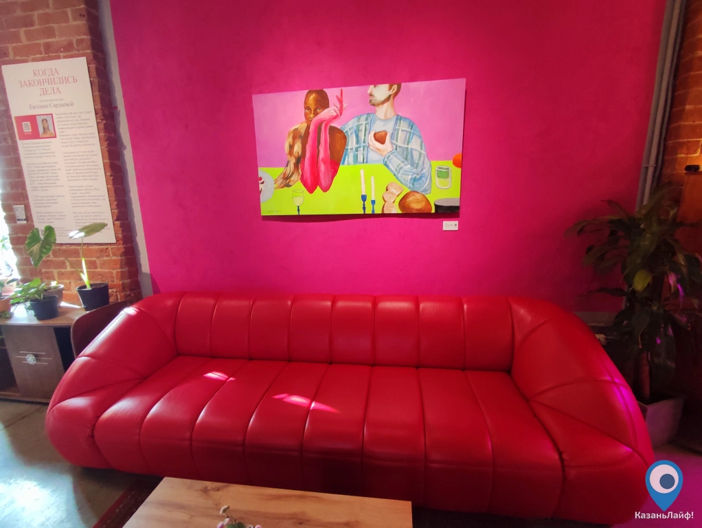 Красный диван в кафе Солома