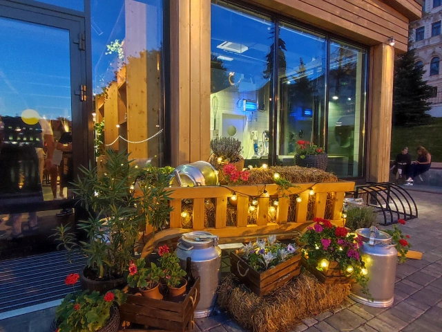 Фотозона тележка с сеном у ресторана Сыроварня в парке Черное озеро