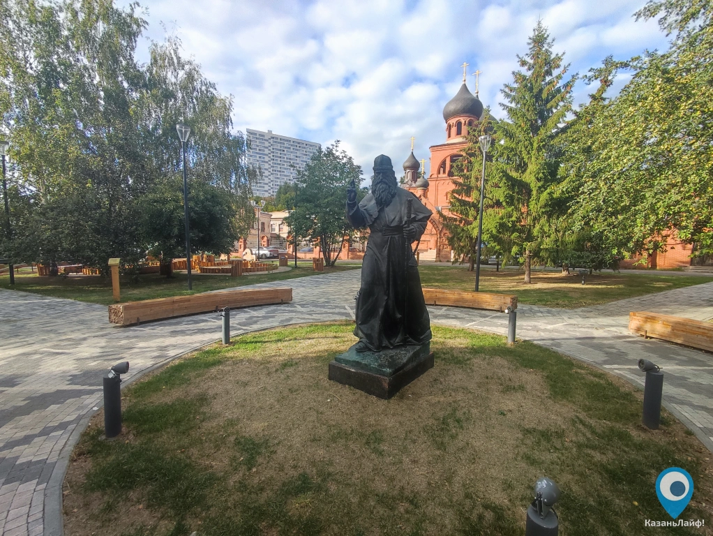 Памятник Митрополит Андриан на улице Старообрядческая