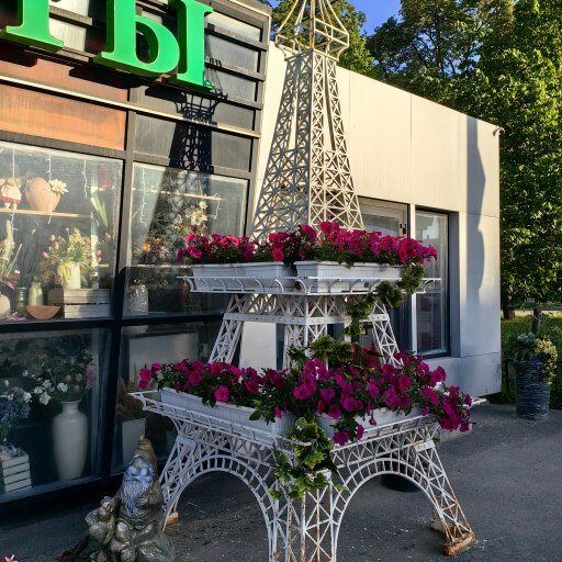 Цветочная композиция Эйфелевая башня в миниатюре