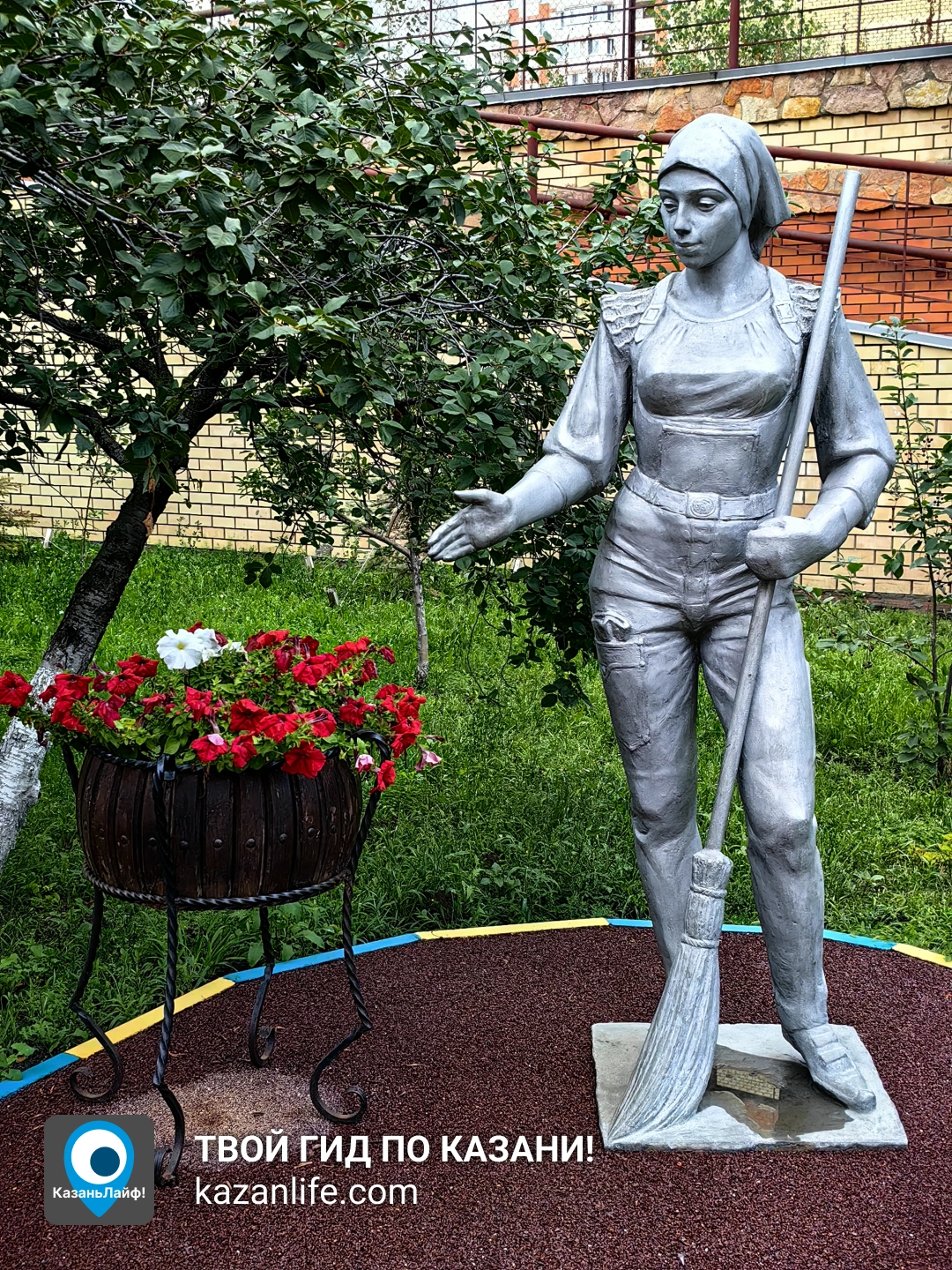 Скульптура Девушка с метлой - Памятник дворнику на Ямашева